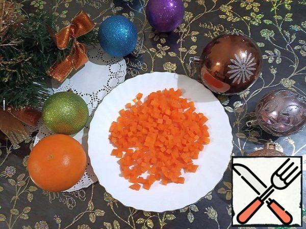 Boiled and cooled carrots are cut into small cubes. Wash the peas.