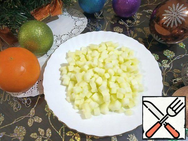 Last of all, cut the peeled apples into small cubes. Immediately mix all the products, salt, pepper and season with mayonnaise.