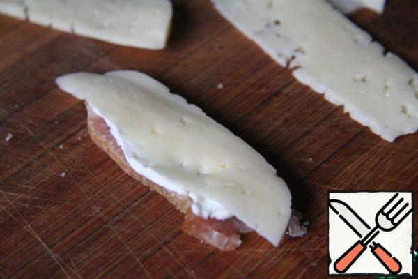 Finely chop the prunes, chop the nuts and mix with the cream cheese.
Put the cream filling on the neck plate and cover with hard cheese.