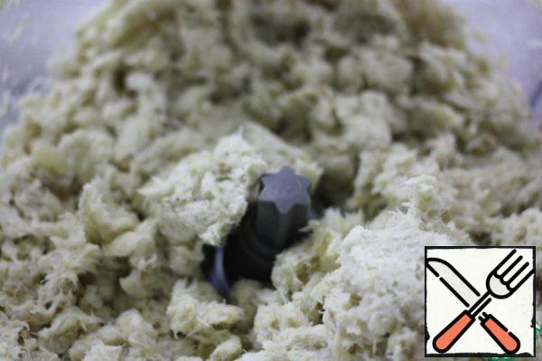 Boil the fish in salted water.
Strain the broth. We need 500 ml, in which to dilute the gelatin.
