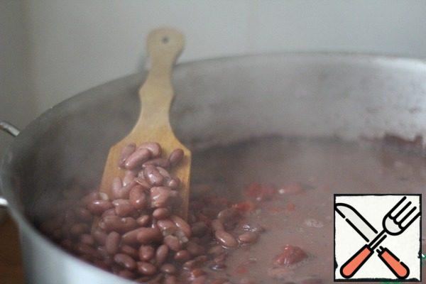 Take a glass of red beans. Soak for 8 hours. Change the water. Boil until tender.