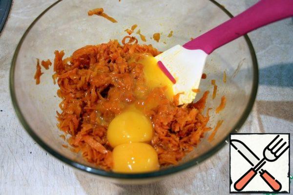 Carrots passeruem in vegetable oil under the lid until soft. Cool the carrots. Divide the eggs into whites and yolks. Mix the yolks with the carrots.