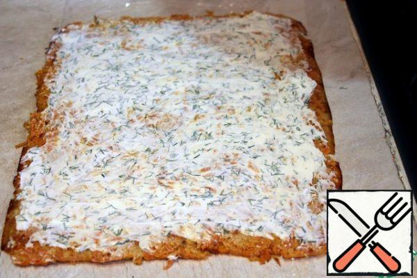 Ready cake to cool, turn on the film, remove the mat. Mix the cheese with dill and spread on the cake.