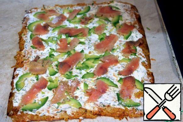 On top lay the sliced pieces of salmon and avocado.