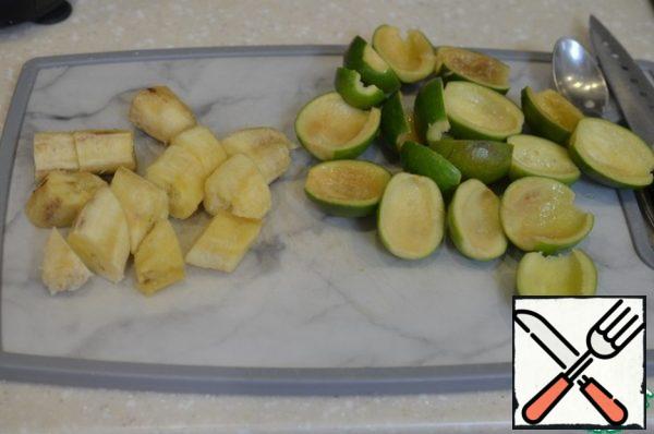 Remove the core from the feijoa, leaving the skin. Peel the banana and cut it into pieces.
