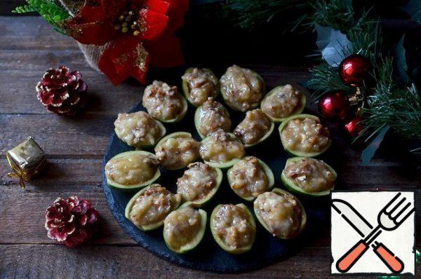 Fill the halves of the feijoa peel with the resulting mass and serve.
Sweet, delicious and easy!