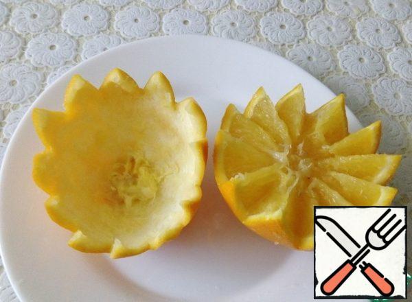 To serve the salad, we will use orange baskets. Cut the orange in a zigzag pattern and get the pulp.