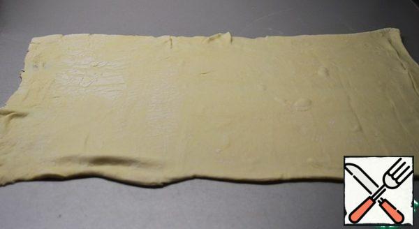 Defrost the puff pastry and roll it out.