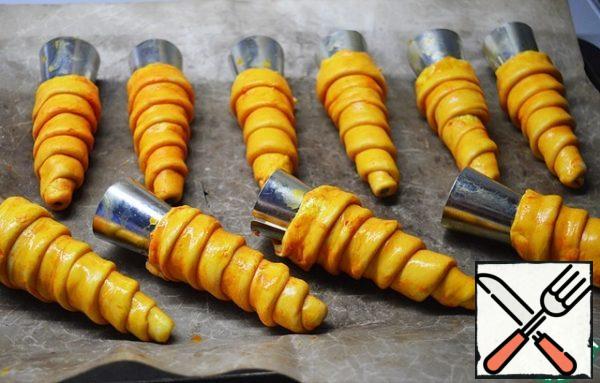 Dilute the red and orange colors in a small amount of warm water. Brush twice to paint the prepared cones. Place the cones on a baking sheet. Bake at 200 degrees for 10 minutes. 