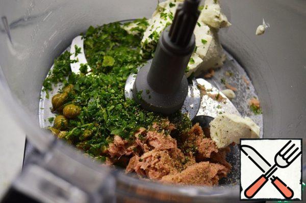  In a food processor or blender, chop the tuna, cheese, capers, salt, pepper and parsley. Beat the cream to an airy state. Ready carrots to release from the molds, cool slightly, fill with cream, decorate with parsley. 