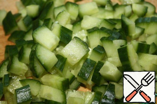 Cut the cucumber into small cubes.