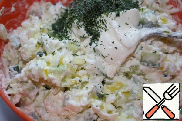Finely chop the dill. Chop the nuts and chop them.
Add dill, nuts and yogurt to the salad.
Drizzle with oil and mix.
Salt already at the very end, because the cheese is already salty.