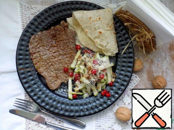 Put the salad on a plate, sprinkle generously with coconut shavings. I'll serve it with marbled beef fried in a grill pan. I will complement the dish with homemade pita bread. I will write a link to the recipe for homemade pita bread below!