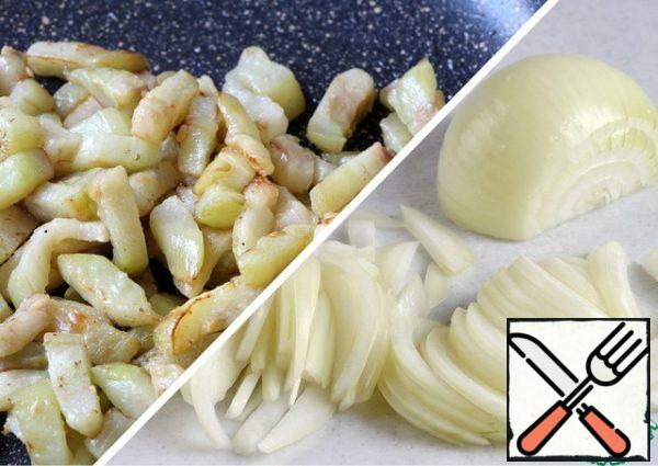 Peel the eggplant from the skin, cut into cubes, add a little salt, add a pinch of hops-suneli seasoning and fry in vegetable oil. Onions cut into feathers, fry until transparent.