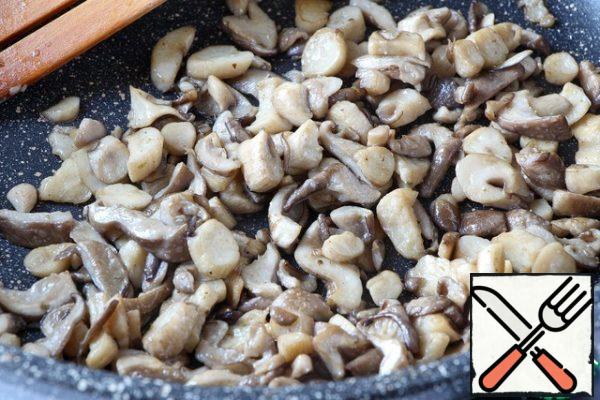 Mushrooms cut into cubes if possible, fry in vegetable oil. Put all the fried ingredients in a sieve and let the excess oil drain.