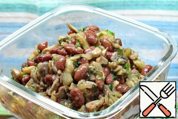 Separate the beans from the liquid (it will still be useful to us).
Combine the beans, fried eggplant, mushrooms and onions. Finely chop the coriander, add to the salad and mix everything thoroughly. Fill the salad with the necessary amount of liquid from the beans. No other salad dressing is required.