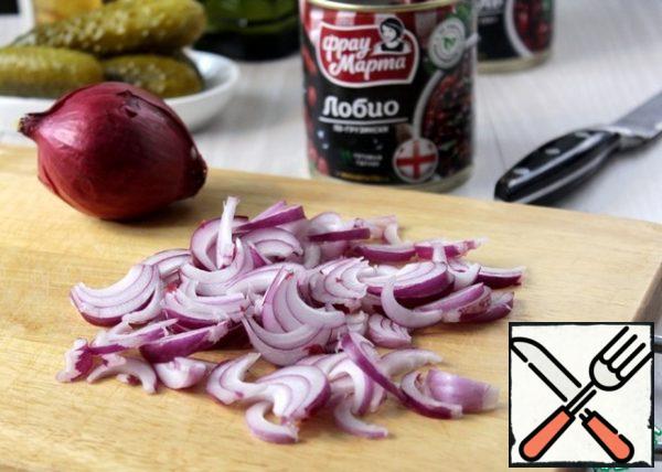 Chop the red onion and drizzle it with vinegar so that it is slightly marinated while preparing the appetizer.