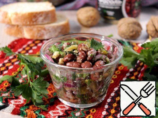 Put the beans, cucumbers, onions in a cup, add the chopped herbs, walnuts, spices, combine all the ingredients, season with vegetable oil.