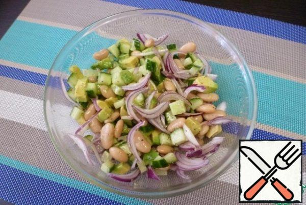 Season the salad with salt and pepper, drizzle with olive oil. With salt, be careful, because when serving the salad is sprinkled with cheese, and it is quite salty.
