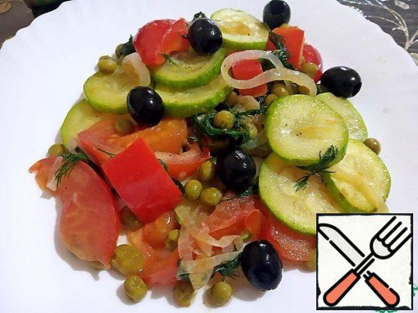 Spread the salad on a warmed plate, decorate with olives.