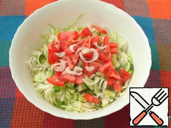 Cut cucumbers and tomatoes into slices, onion half or quarter rings.