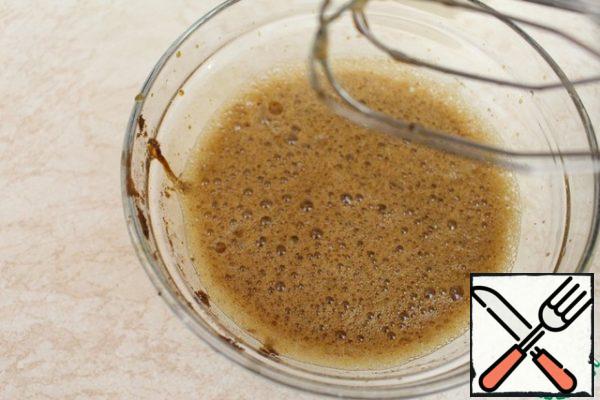 Add the spices to the mixture and beat with a mixer. First, we observe the brown color.
