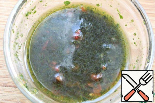 Make a marinade - put the pesto in a bowl, (if there is no pesto, then punch the parsley and basil with a blender, or just greens to your taste) rice vinegar, olive oil and finely chopped sun-dried tomatoes, mix.