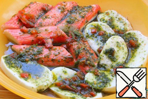 Place the marinade on the mozzarella and crab sticks.