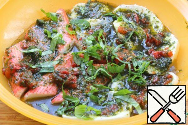 Cut a few basil leaves and sprinkle on top.
Cover and put in the refrigerator for a day.