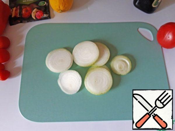 Cut the onion into rings