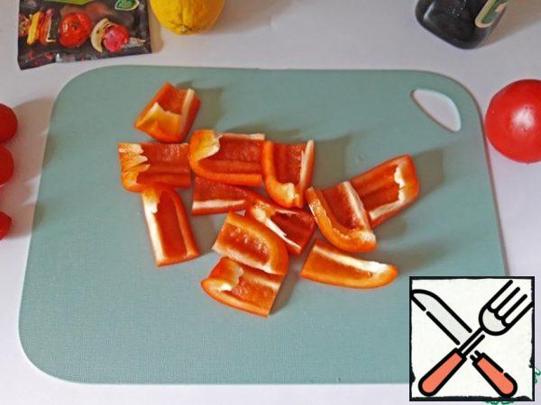 Bulgarian pepper cut into 2 halves, peel from the seeds. Cut each half into 3 slices and each slice into 2 more pieces.