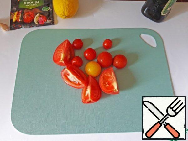 Cut the tomato into 4 pieces. Cherry tomatoes are simple to wash. Put all the vegetables in a saucepan.