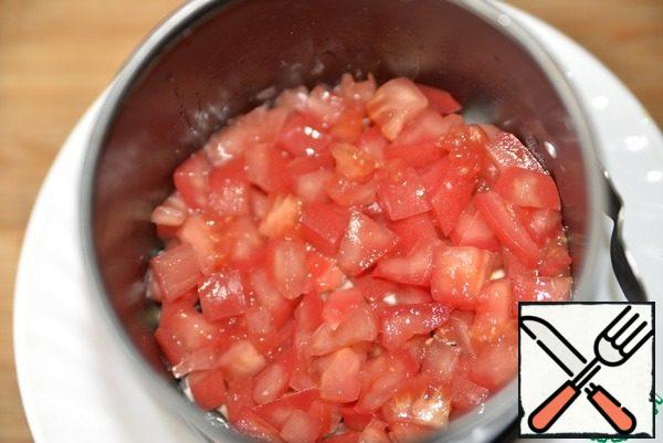 Next, put a layer of tomatoes. Excess liquid is not needed, but tomatoes will also soak the eggplant due to the juice.