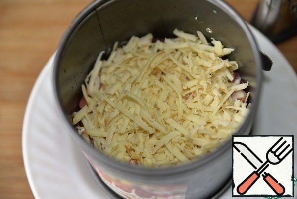The last layer is rubbed with smoked sausage cheese, lightly rammed. Put in the refrigerator for at least 30 minutes, so that all the layers are soaked.