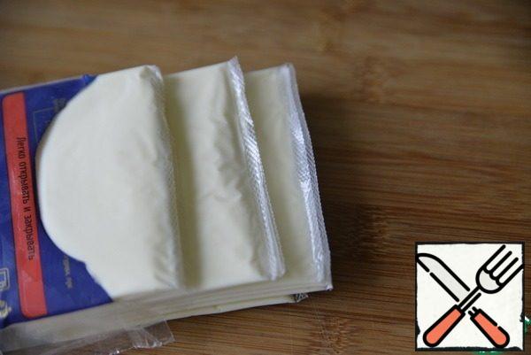 To prepare this snack, we will need cheese melted in plates.