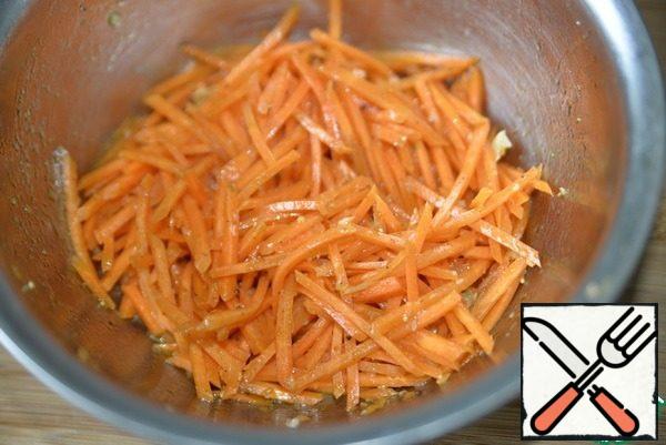You will also need Korean-style carrots, ready. It can be prepared according to one of the recipes presented on the website.