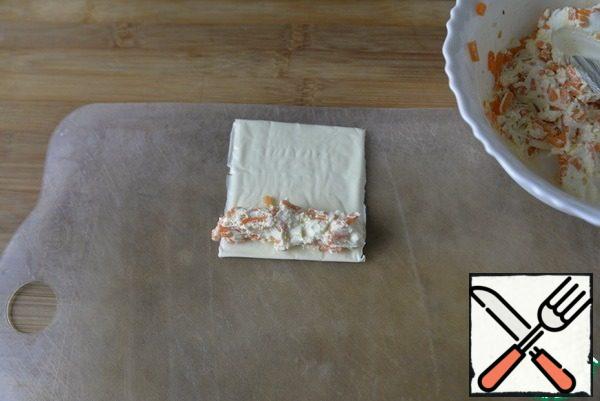 We take a plate with cheese, from the edge we lay out a "path" of cottage cheese with carrots.
