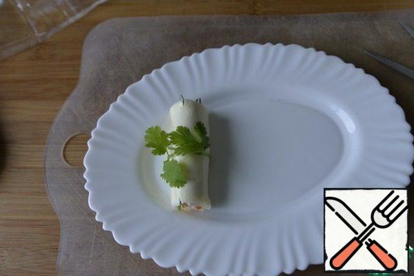 We tie the rolls with a stem of greens or a feather of green onions.
If you need it fast, then put the snack in the freezer for 15 minutes.