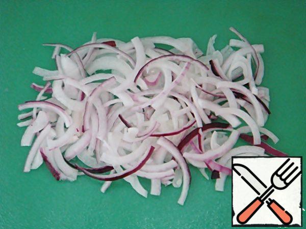 cut the onion into thin quarter rings.
If you use an ordinary red onion, then scald it with boiling water, and then abruptly lower it into cold water and throw it into a colander. The onion becomes sweet and remains crisp.