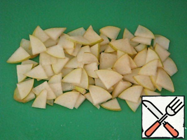 Cut the pear into slices of the same size.