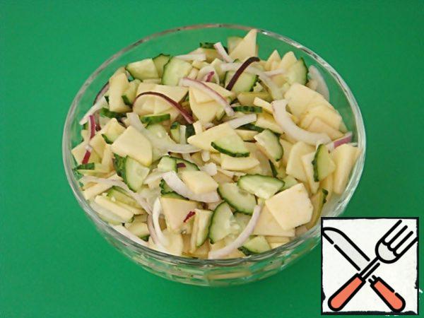 In a bowl, mix the slices of cucumbers, pears, apples and onions.