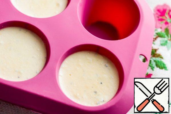 When the cheese has melted and the texture of the future jelly has leveled, we pour it into silicone molds, cool it at room temperature, and then send it to the refrigerator for 6-8 hours.