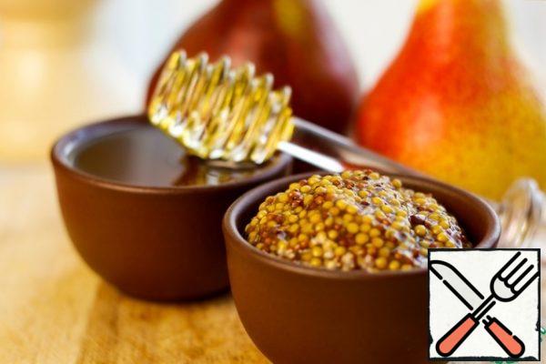 We prepare the sauce. To do this, combine honey and mustard in a cup, mix thoroughly and pour the jelly on top. Cut the pear into slices and put it on a plate with the jelly and sauce.