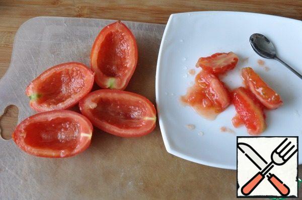The number of tomatoes depends on the number of servings. We take ripe, dense tomatoes.
If the tomatoes are medium-sized, cut off the top, remove the pulp with a spoon.
If the tomatoes are large, pepper-shaped, like mine, then cut in half lengthwise and also remove the pulp with a spoon.