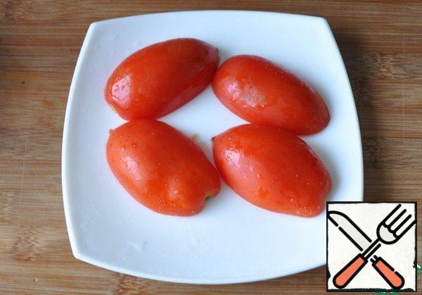 We salt the tomatoes inside and turn them over on a plate so that the excess liquid runs off, so that the tomatoes do not flow in the future.