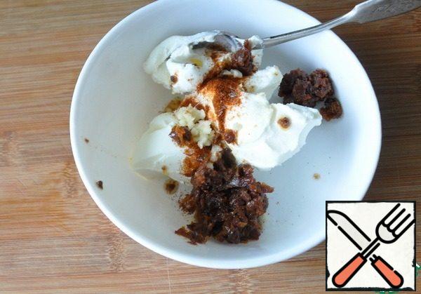 Preparing the filling. Take the curd cheese, squeeze out the garlic, add the paprika and finely chopped dried tomatoes.
The site has a lot of recipes for their preparation.
