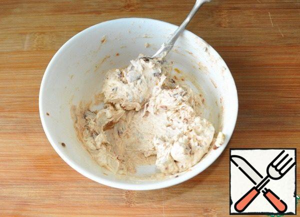 Thoroughly mix the mass into the cream. If you have a large portion, I recommend chopping it with a blender. In this case, there is no need to chop garlic and dried tomatoes in advance.