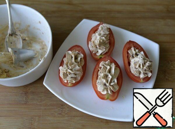We plant the mass in the tomatoes. We send the snack to the refrigerator.