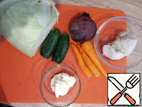We prepare the necessary products. Boil the turkey breast in salted water. Boil the beets.