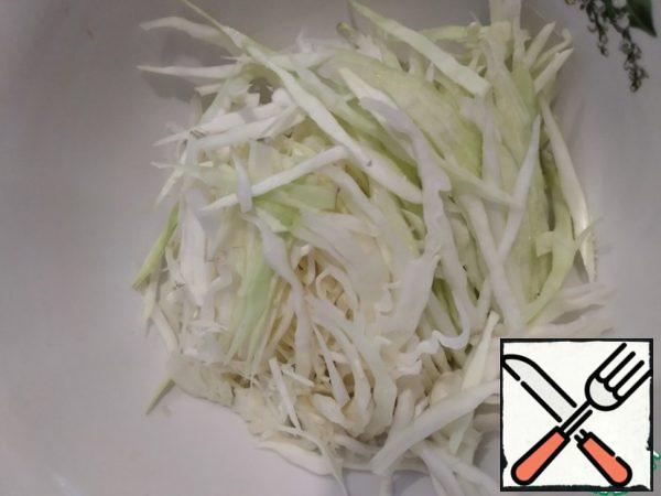 Shred the cabbage, add a little salt, do not mash it too much and let it stand for 10 minutes.